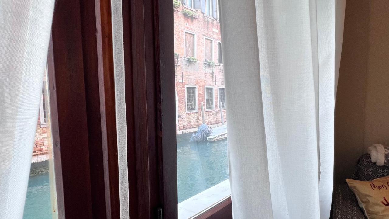 Behind On The Canalside Veneza Exterior foto