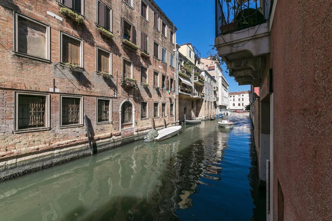 Behind On The Canalside Veneza Exterior foto